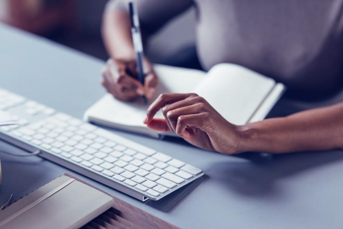 Рабочее пространство аналитика с финансовыми графиками и отчётами