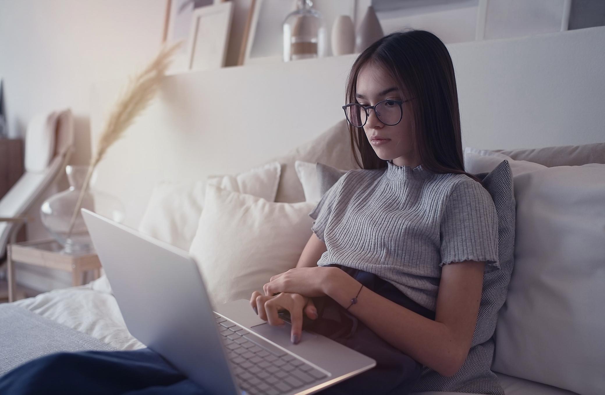 Пример рабочего процесса анализа финансовых показателей на экране компьютера